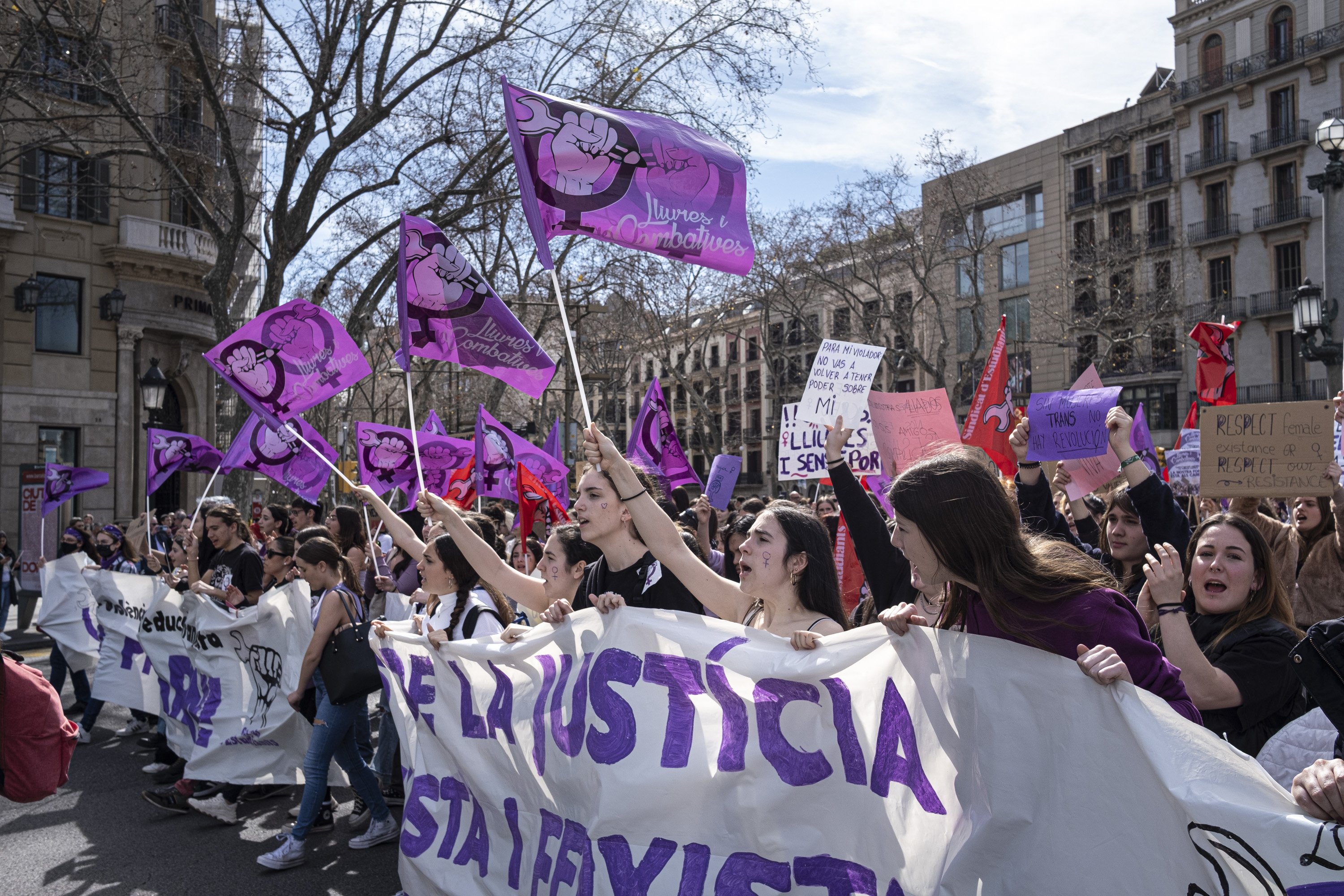 Les millors imatges de la manifestació del 8 de març a Barcelona pel Dia Internacional de la Dona 2023