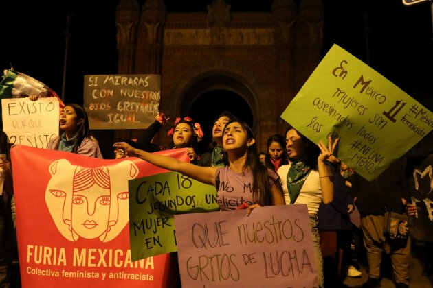 día de la mujer 8m arco triunfo diversidad / Foto: Eva Parey día de la mujer 8m arco triunfo diversidad / Foto: Eva Parey
