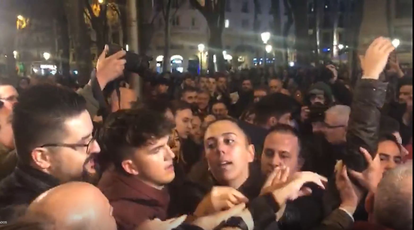 Tensió a la marxa del 8 de març a Madrid per una pancarta de les Noves Generacions del PP | VÍDEO