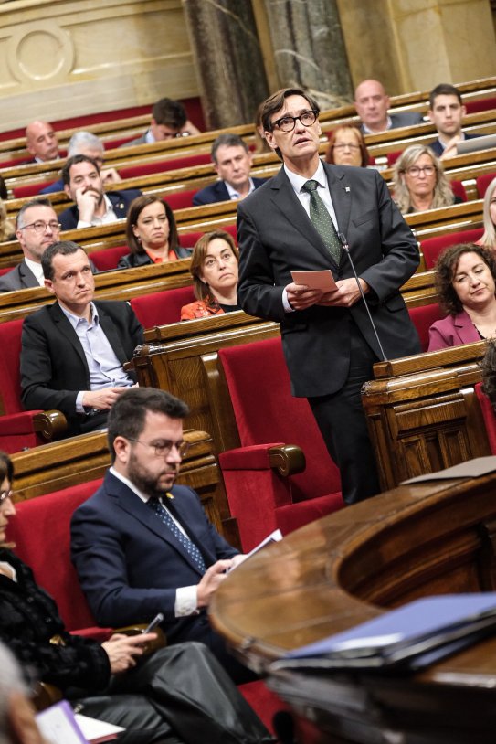 Salvador Illa y Pere Aragonès lleno Parlamento / Carlos Baglietto