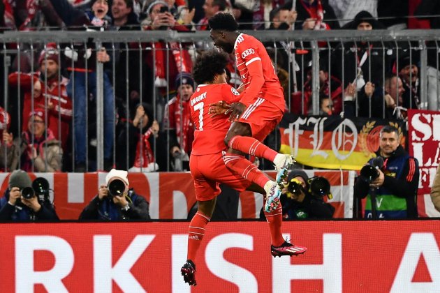 Alphonso Davies y Gnarby durante un partido del Bayern de Múnich / Foto: EFE