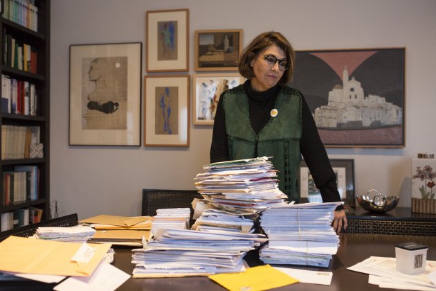 Laura Masvidal gives Counselor Joaquim Oven Sergi Alcàzar 10