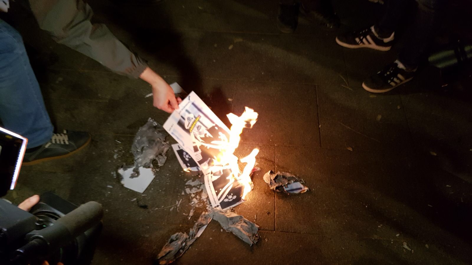 Cremen fotografies del Rei a Barcelona i Sabadell