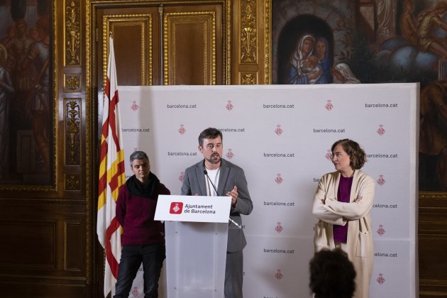 Ada Colau, Marc Serra, Lucia Martín, el febrer de 2023