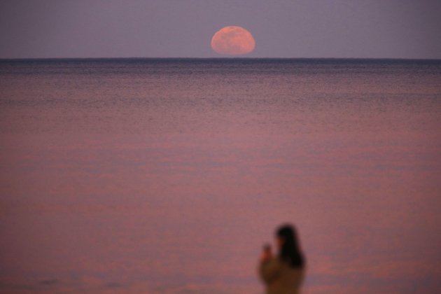 Luna llena Alicante / Foto: Manuel Lorenzo / Efe