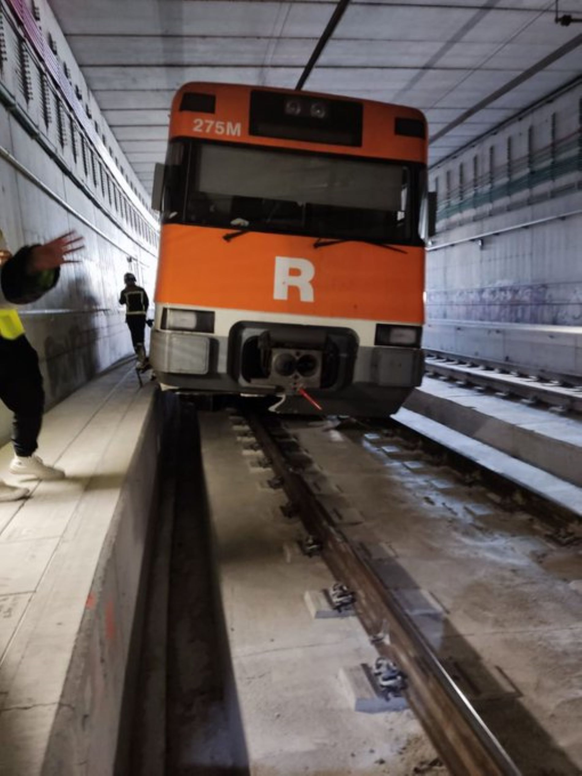 Susto en el túnel de la Sagrera: descarrila el vagón de un tren sin causar heridos