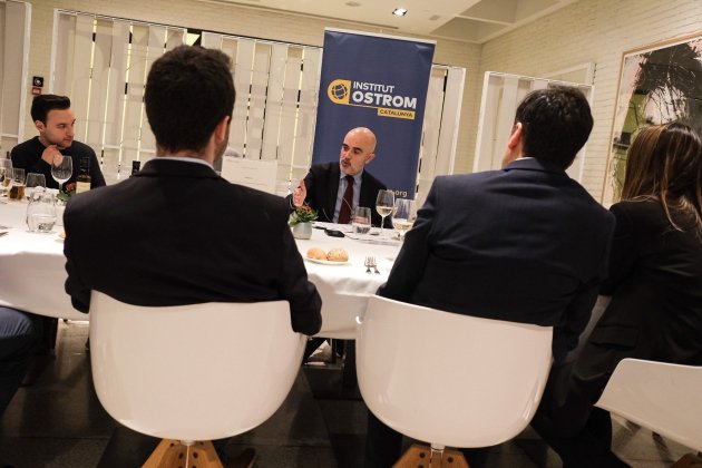 Daniel Sirera cenar Instituto Ostrom Barcelona 9 marzo 2023 Carlos Baglietto (2) Daniel Sirera cenar Instituto Ostrom Barcelona 9 marzo 2023 Carlos Baglietto (2)