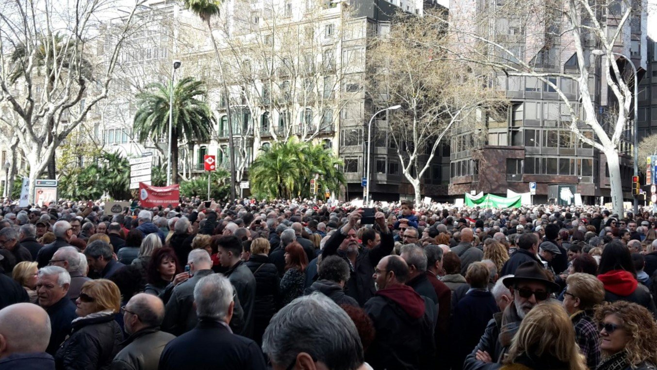 Multitudinaria concentración en Barcelona para reivindicar el aumento de las pensiones