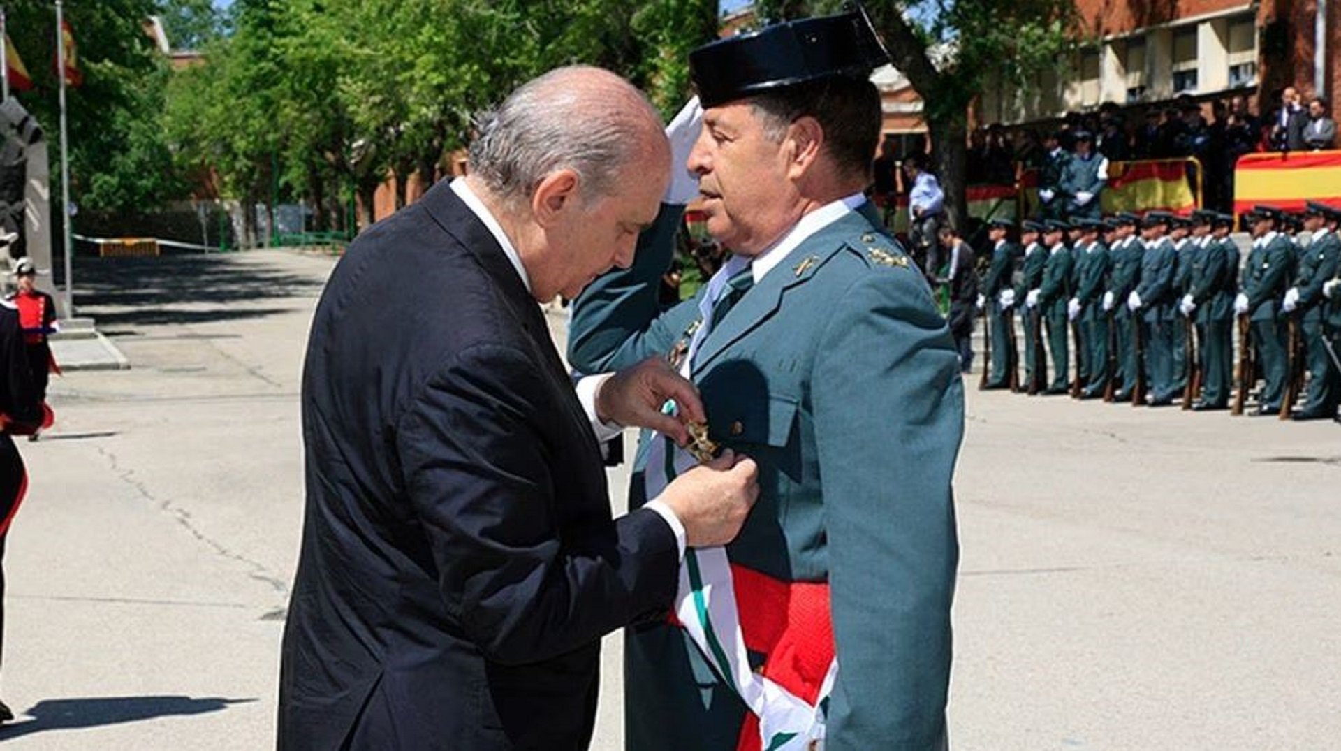 El general Pedro Vázquez Jarava y Jorge Fernández Díaz / Guardia Civil