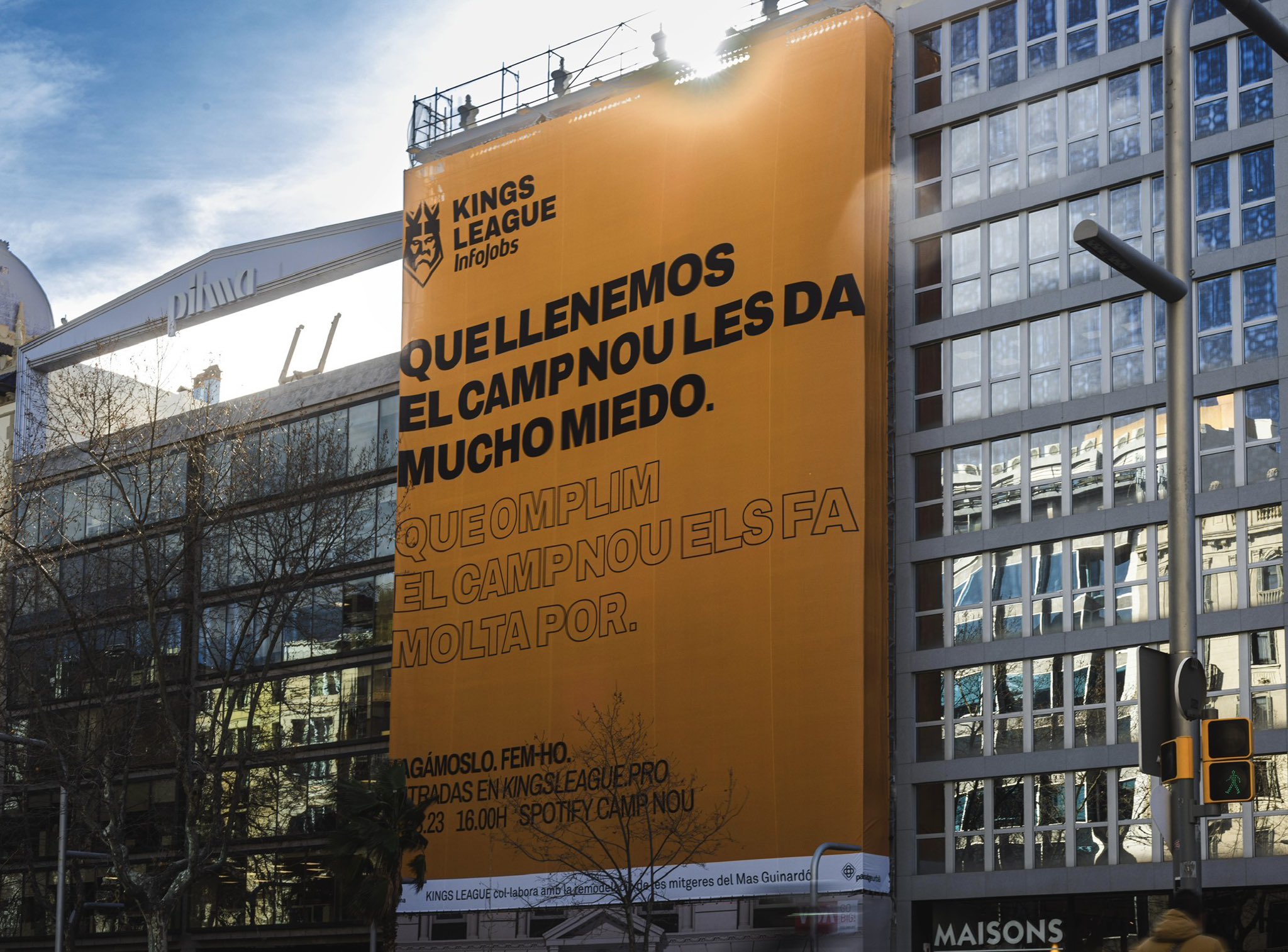 Indignación por la pancarta bilingüe de la Kings League que invisibiliza al catalán