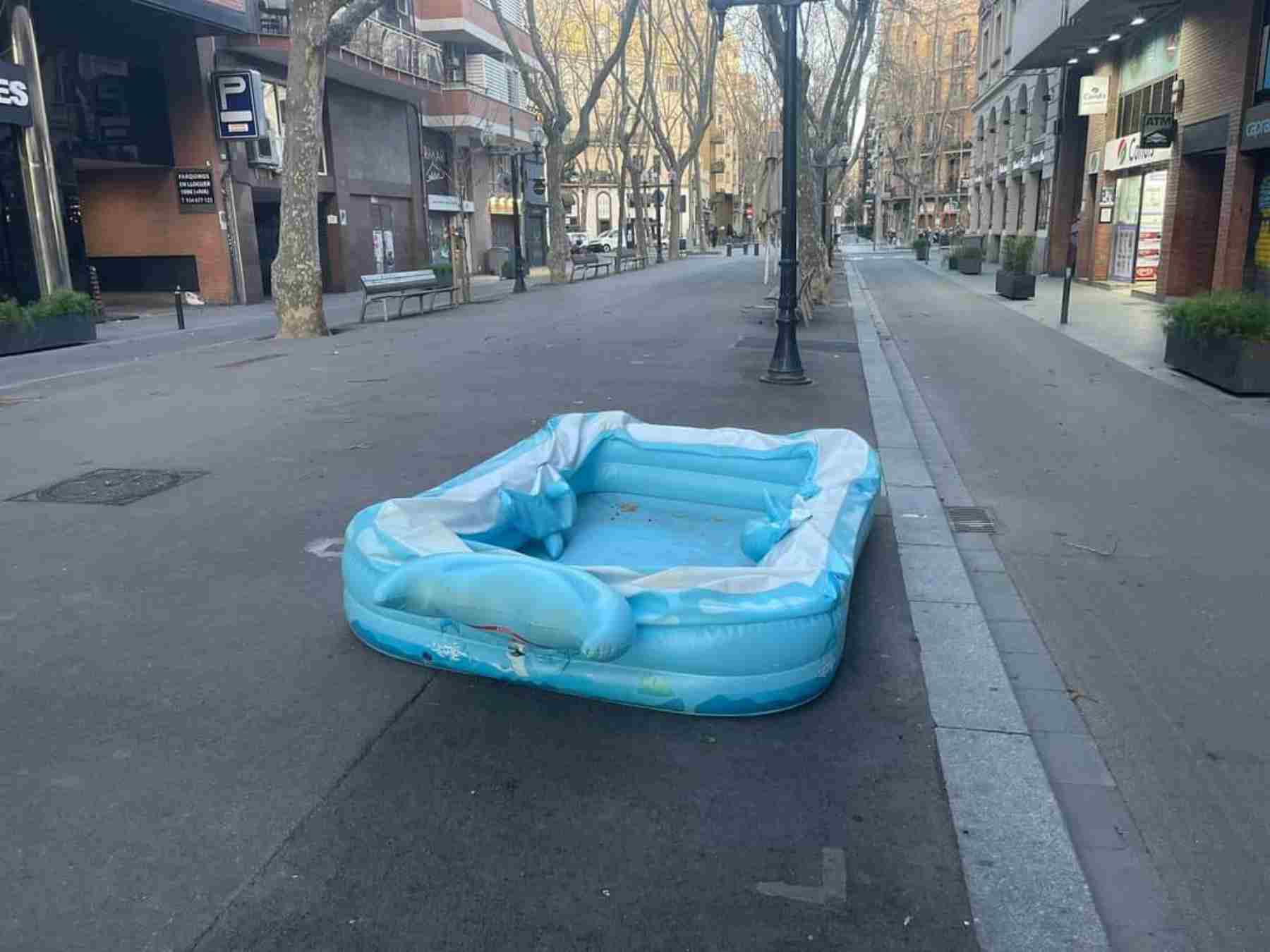 El viento ha hecho aparecer una piscina en la Rambla del Poblenou este sábado por la mañana / Facebook - Toni Villa