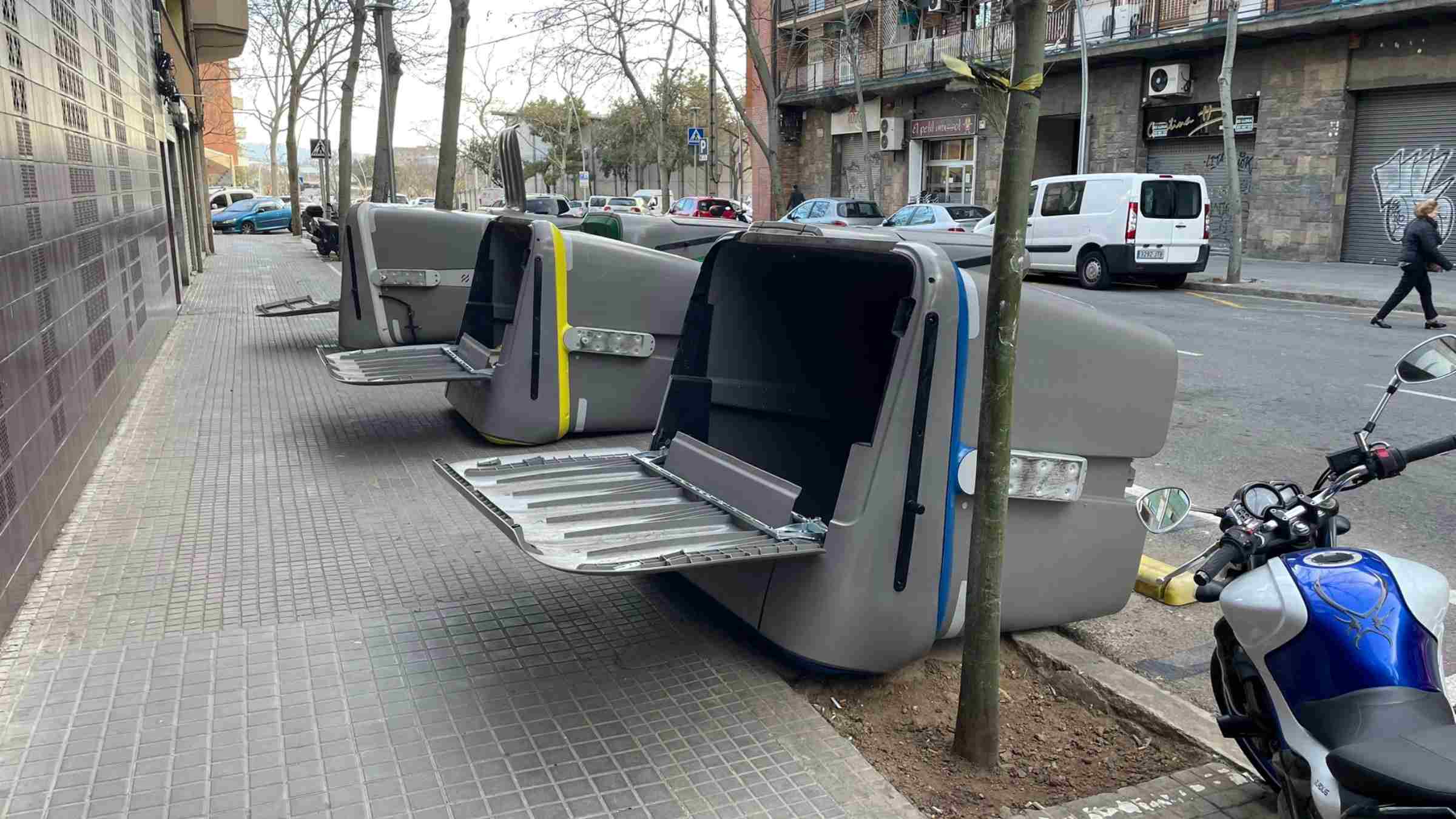 Ventoleras muy peligrosas: contenedores de basura tumbados en Barcelona la noche de viernes / Twitter - @josea_santos