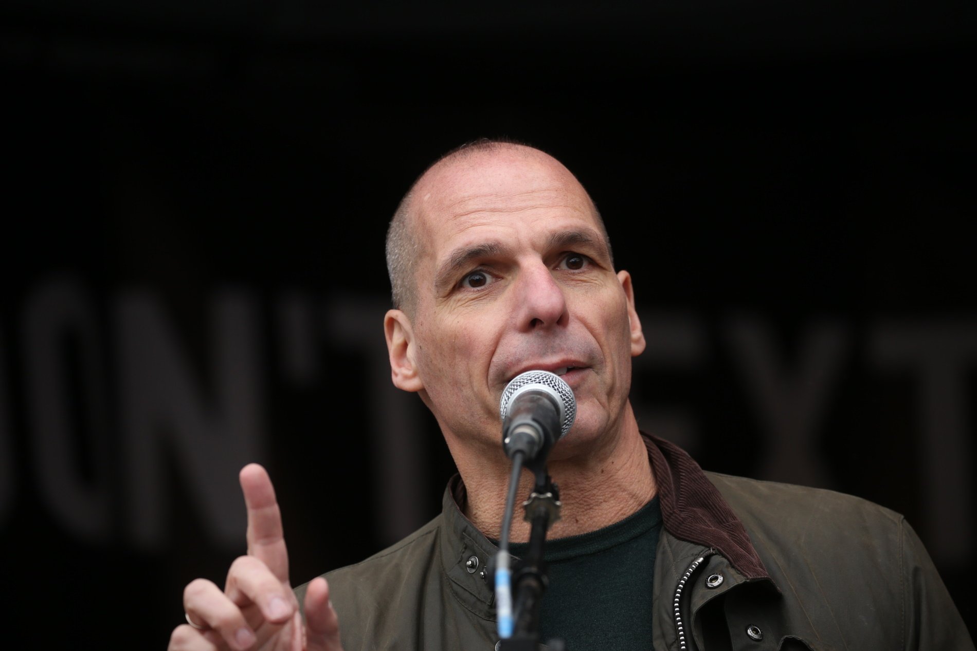 Unos encapuchados apalizan al exministro griego Yanis Varoufakis en Atenas