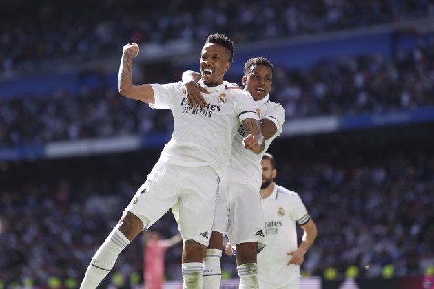 Militao celebra gol de cabeza cono Rodrygo Madrid Espanyol / Foto: EFE - Rodrigo Jiménez