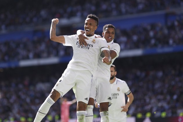 Militao celebra gol de cabeza con Rodrygo Madrid Espanyol / Foto: EFE - Rodrigo Jiménez