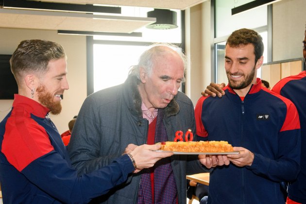 Jose Angel Iribar celebrando sus 80 años cono la plantilla del Athletic Club / Foto: EFE