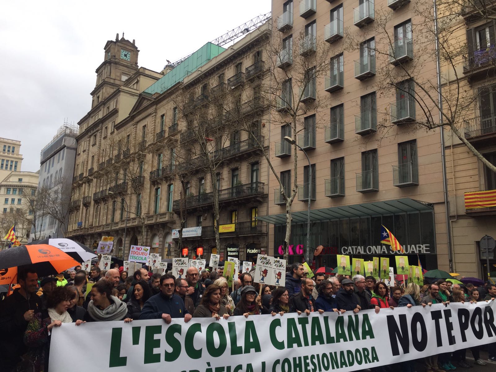 Ensenyament mantiene el horario lectivo normal para el 1-O, los sindicatos convocan acciones