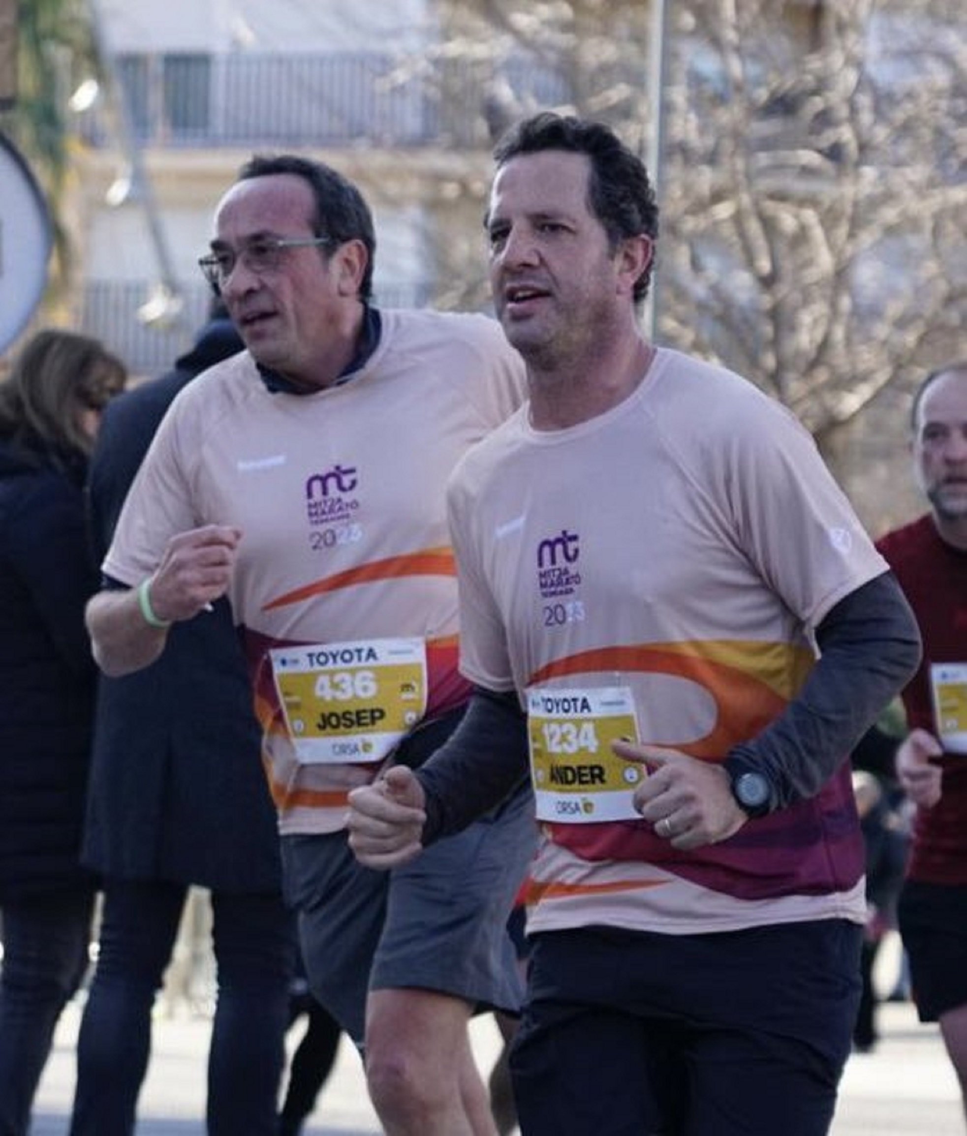 Un espanyolista increpa Josep Rull mentre feia 'running'