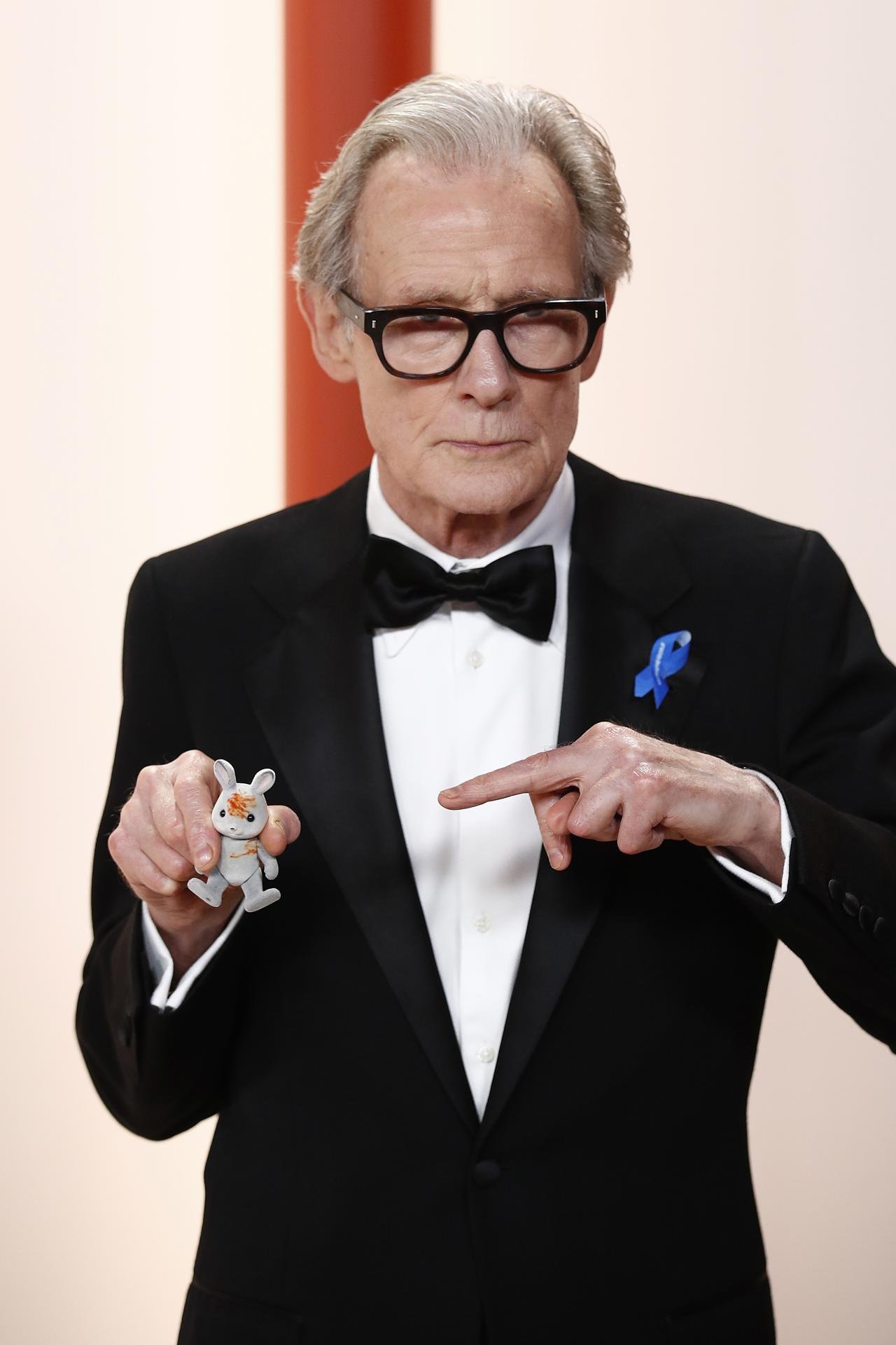 El significat del llaç blau que porten algunes estrelles als Oscars 2023