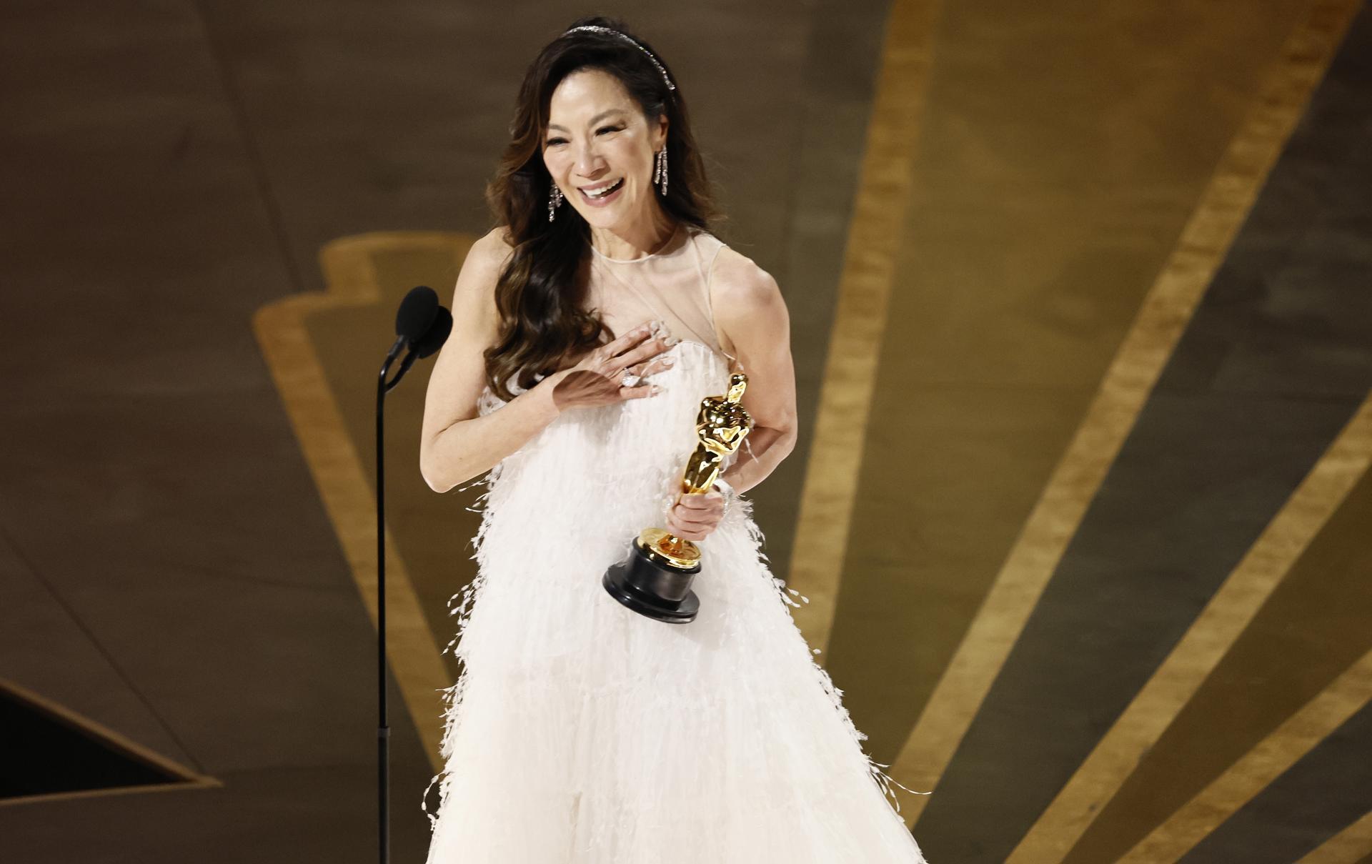 Michelle Yeoh guanya l'Oscar a millor actriu 2023 per 'Tot a la vegada a tot arreu'