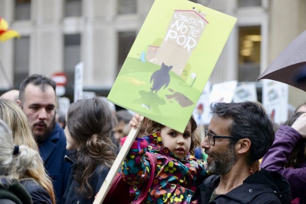 niña cartel manifestacio mónica niña cartel manifestacio mónica