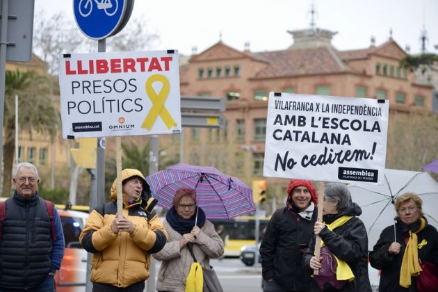 mani escola catalana llaços grocs   Mónica Pérez