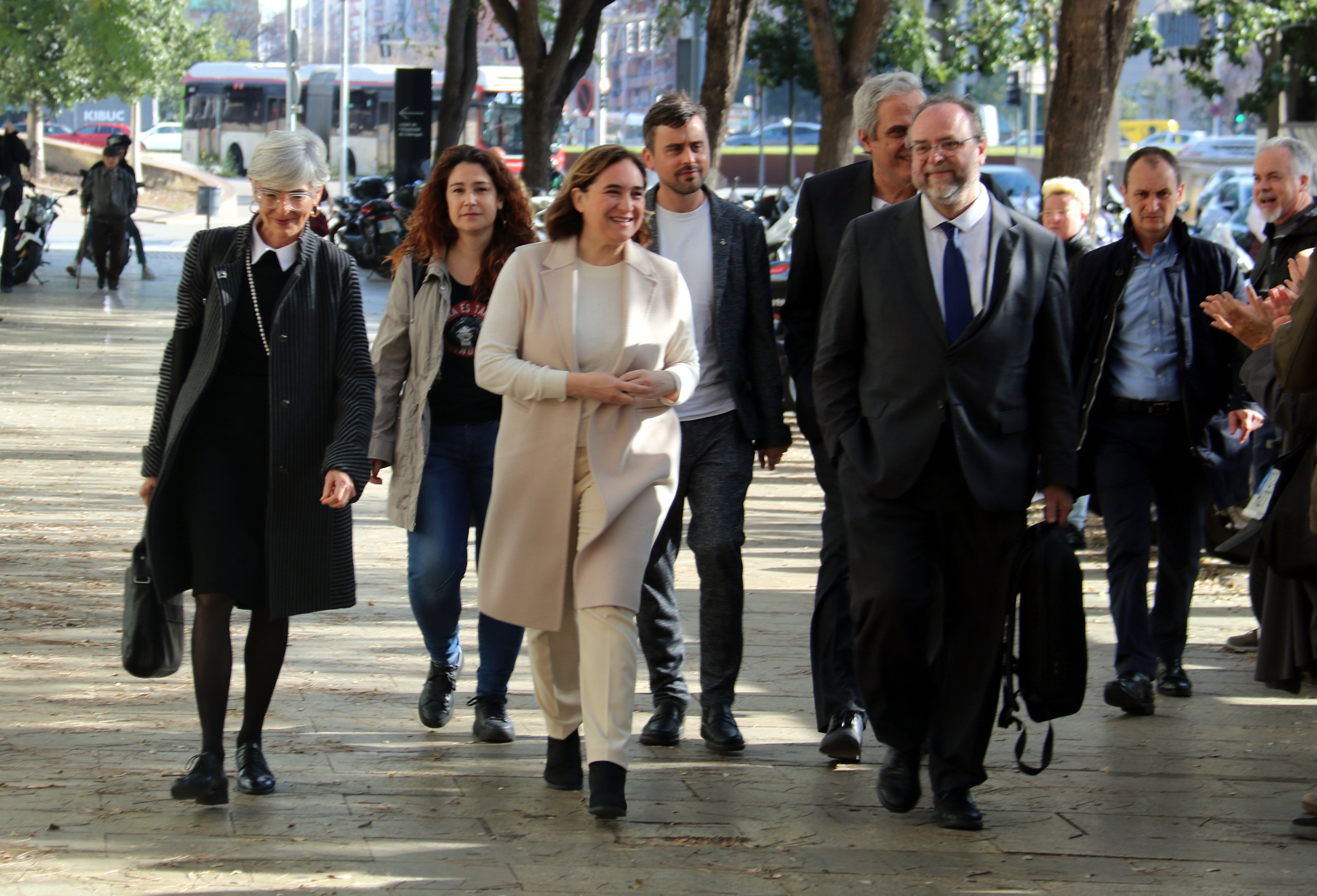 La alcaldesa Colau niega a la jueza que diera instrucciones para sancionar la inmobiliaria Vauras