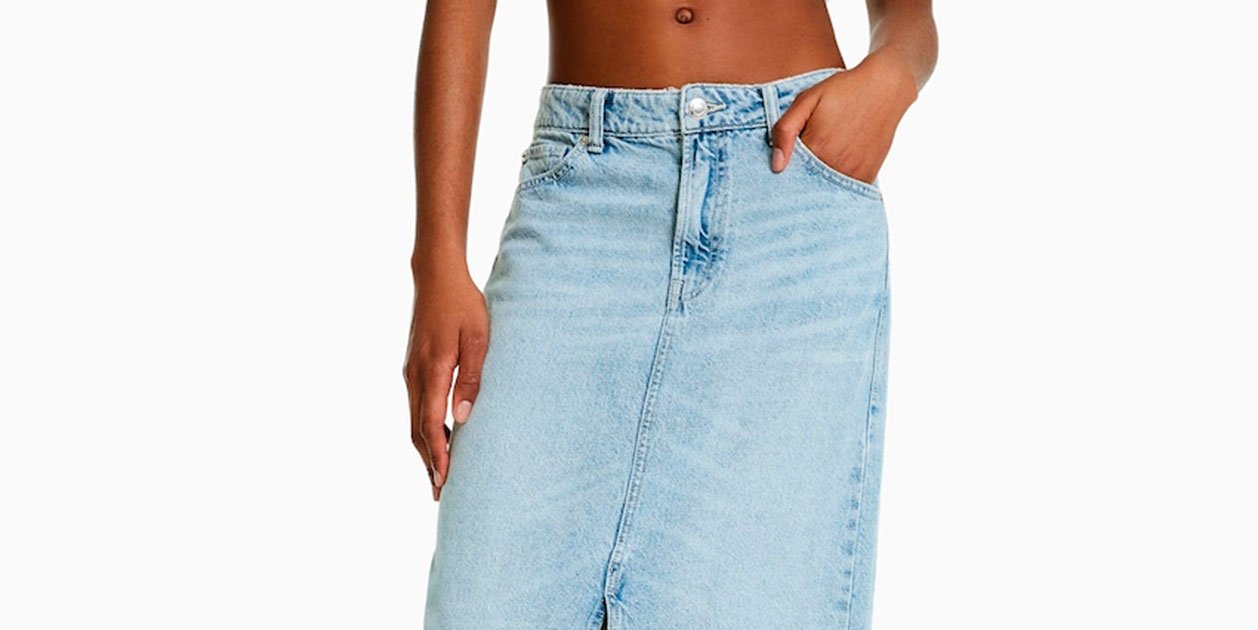 Encara estem en xoc per la faldilla denim llarga de Bershka viral a TikTok