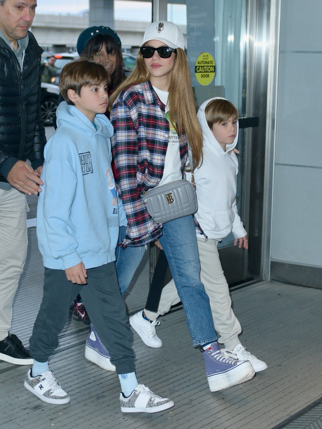 Shakira amb els seus fills aeroport GTRES