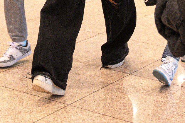Shakira alzas hijos aeropuerto Barcelona Shakira alzas hijos aeropuerto Barcelona