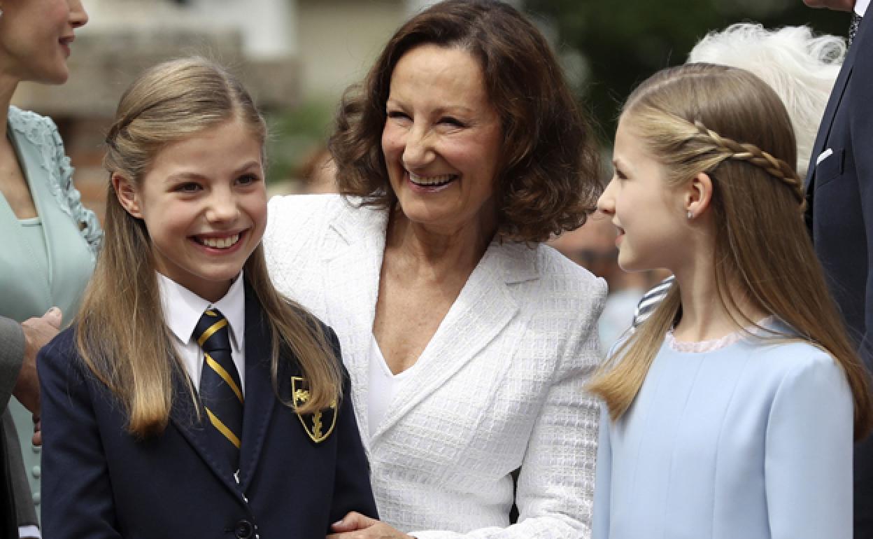 Paloma Rocasolano con sus nietas Paloma Rocasolano con sus nietas