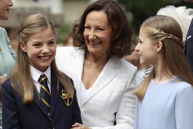 Paloma Rocasolano con sus nietas