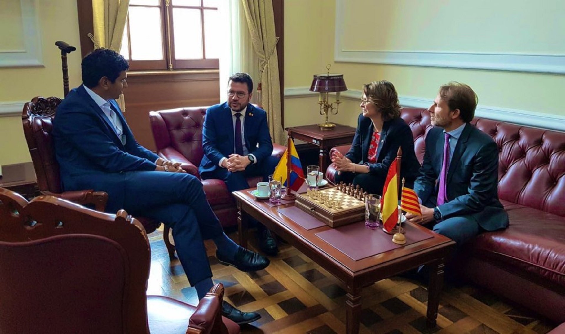 La bandera d'Espanya empetiteix la de Catalunya en la visita de Pere Aragonès a Colòmbia