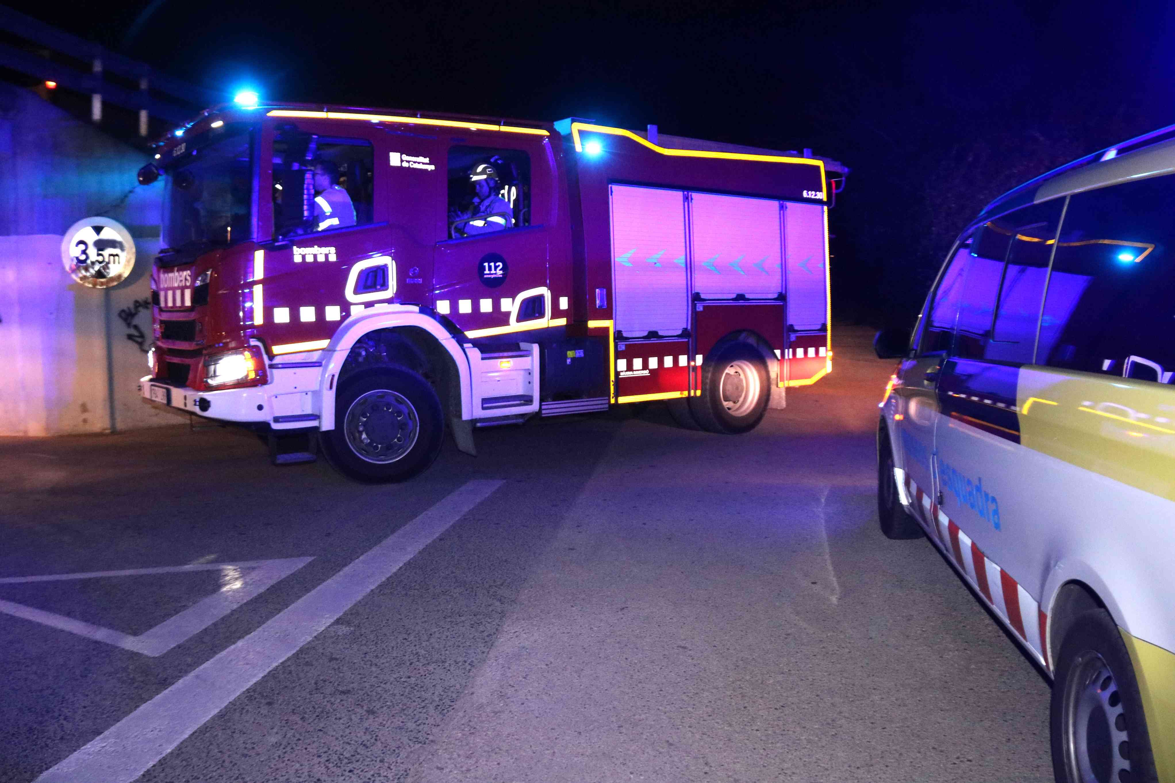 Incendi a Calafell: el creixement del foc frena, però el vent dificulta la tasca dels Bombers