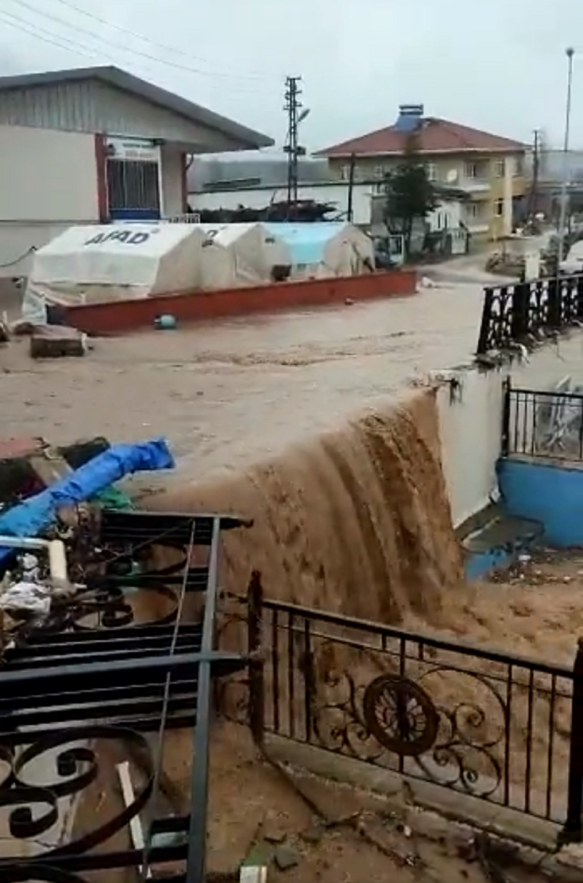 Les catàstrofes segueixen a Turquia: pluges torrencials després del terratrèmol