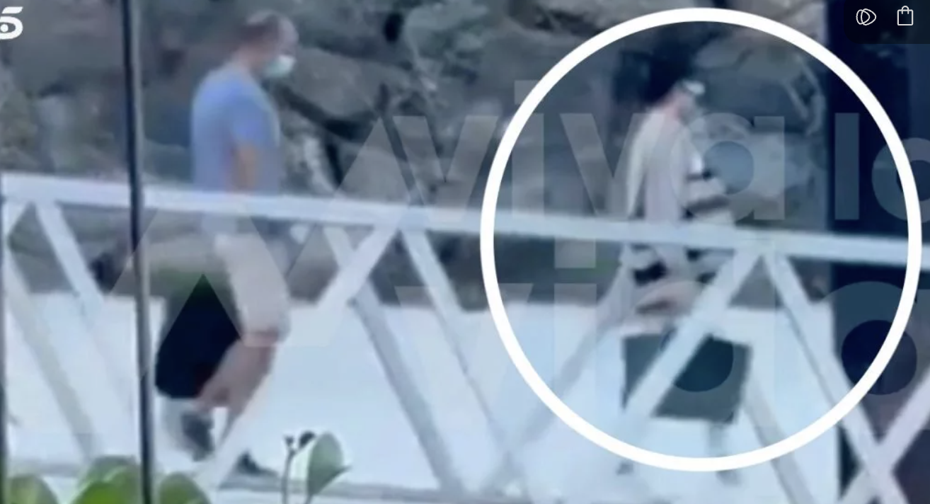 Mujer acompaña a Juan Carlos Mujer acompaña a Juan Carlos