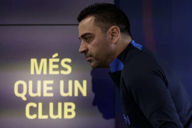 Xavi Hernández entrando en sala de prensa / Foto: EFE - Quique García