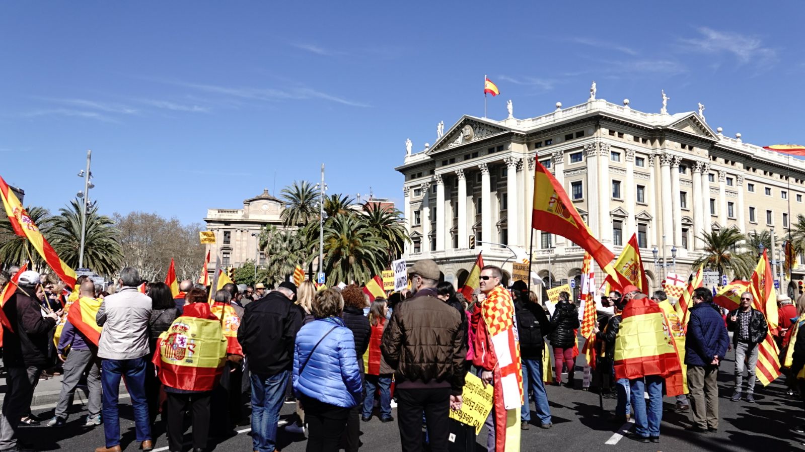 La Fiscalia demana cinc anys de presó per a tres ultres per robar banderes