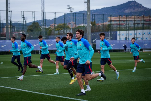 Lamine Yamal Marcos Alonso Sergi Roberto entrenamiento primero equipo Barça / Foto: FC Barcelona