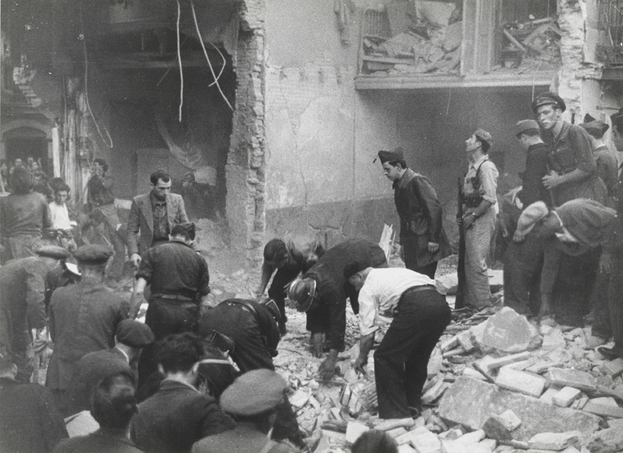La aviación del bando franquista bombardea Barcelona durante tres días
