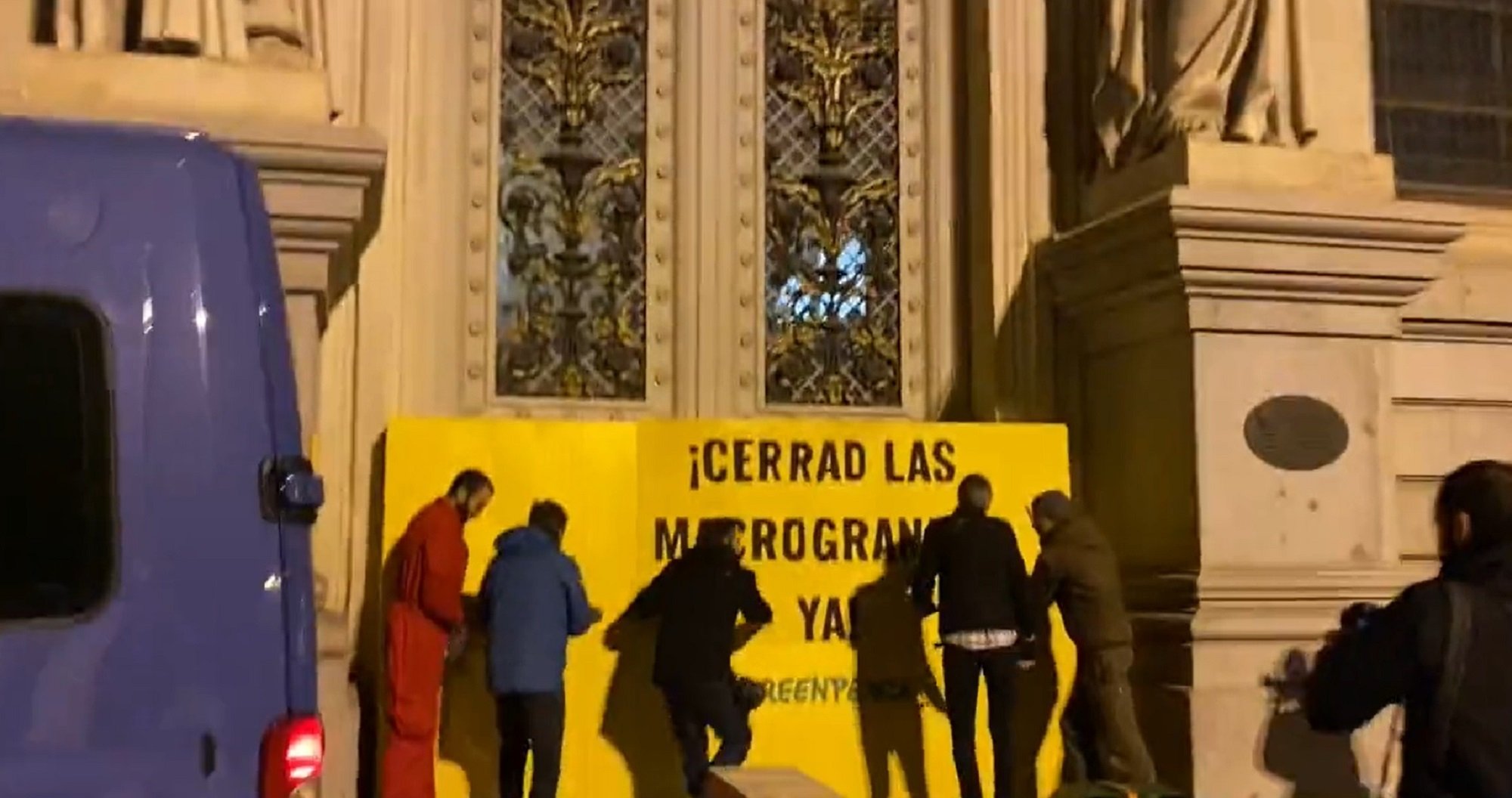 Acción de Greenpeace contra las macrogranjas: bloquea las entradas del Ministerio de Agricultura