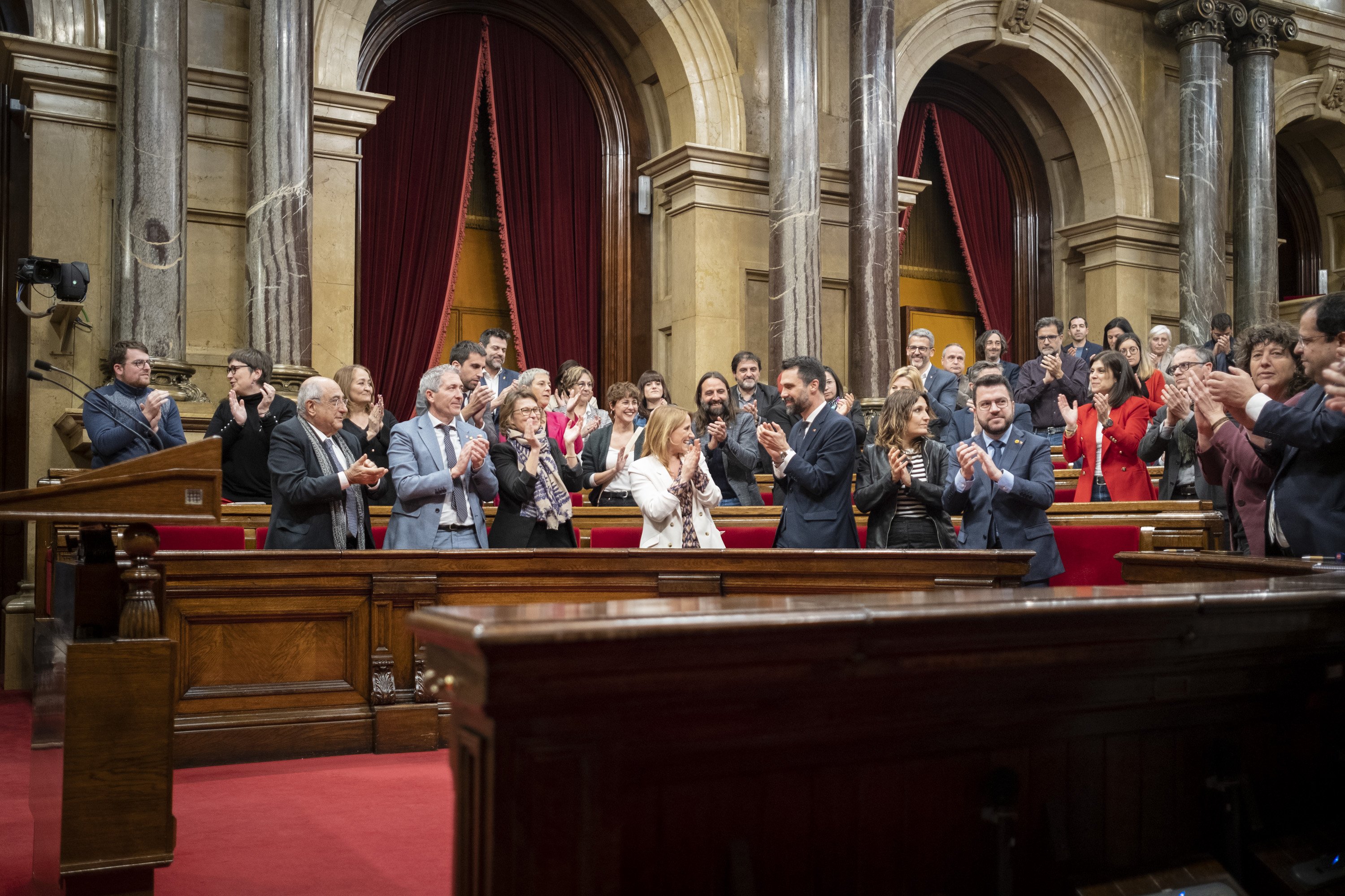 El Parlament lloa la ciutadania i els Mossos i crida a prevenir els extremismes violents