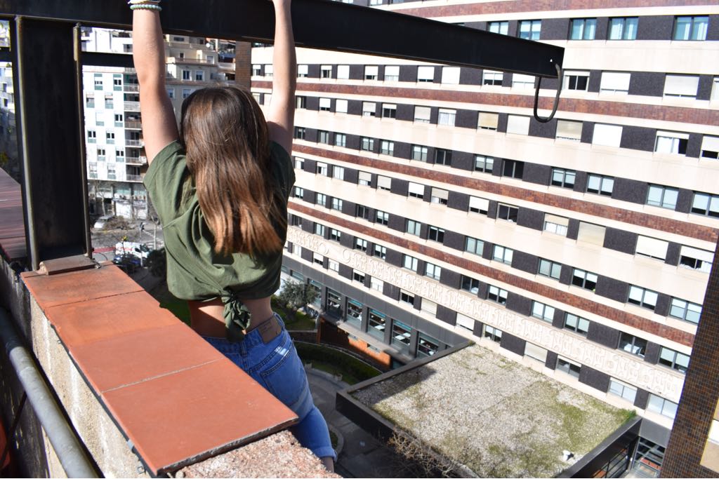 El rescate de una chica que se hacía un 'selfie' colgada de un octavo piso