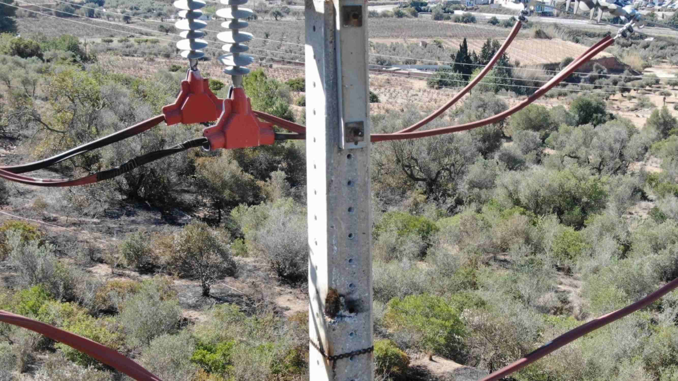 Un problema a la línia elèctrica, la possible causa de l'incendi a Calafell