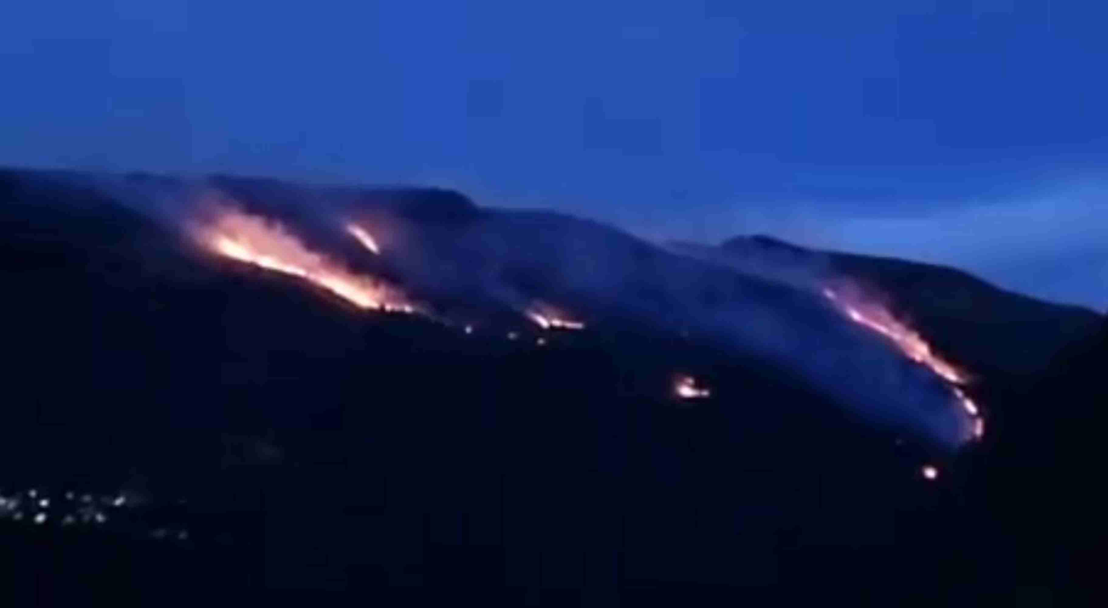 Incendio en la Vall d'Aran: el fuego quema pastos y zona forestal