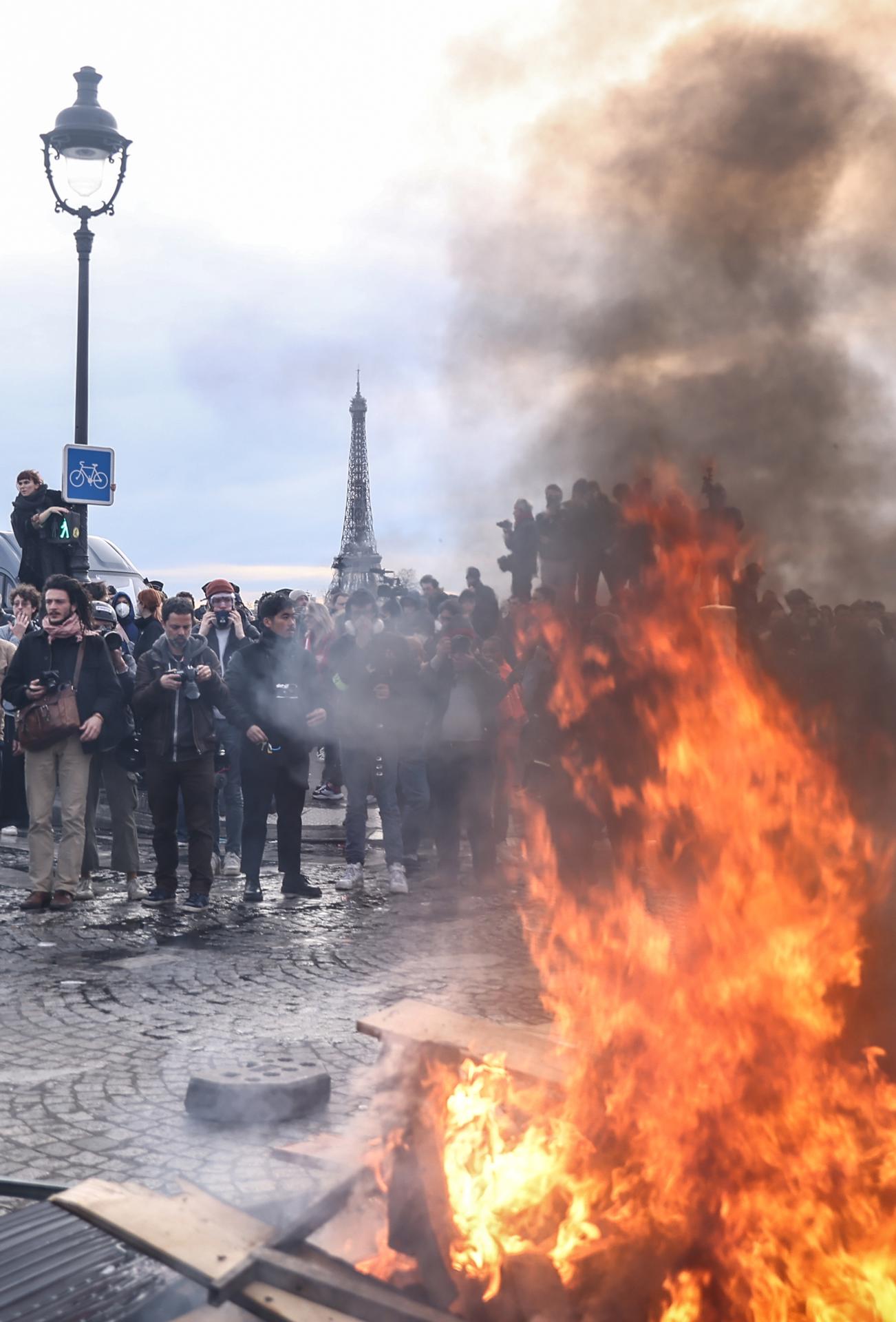 Moción de censura contra Macron, cada vez más débil políticamente