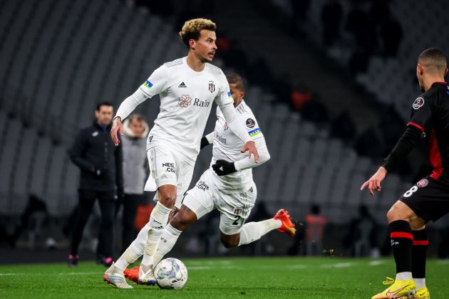 Doni-li Alli portant|conduint la pilota durant un partit del Besiktas / Foto: Europa Press