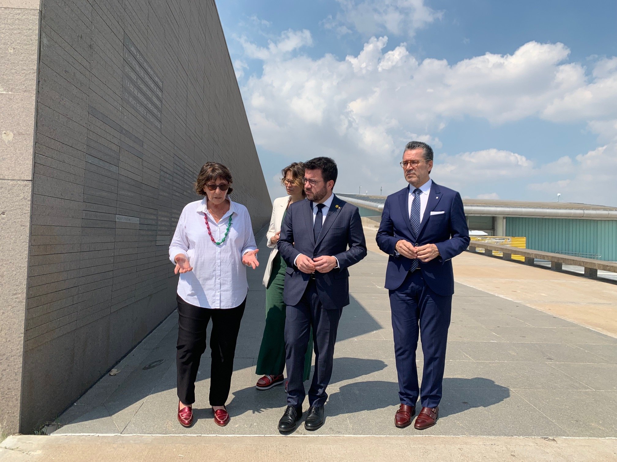 Pere Aragonès bumps into Spanish official at Remembrance Park visit in Buenos Aires