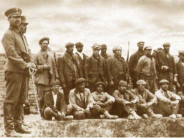 La policía argentina y un grupo de gauchos prisioneros. Font Archivo General de la Nación