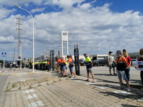 EuropaPress 3189625 trabajadores empresas auxiliaste nissan rodean planta zona franca barcelona